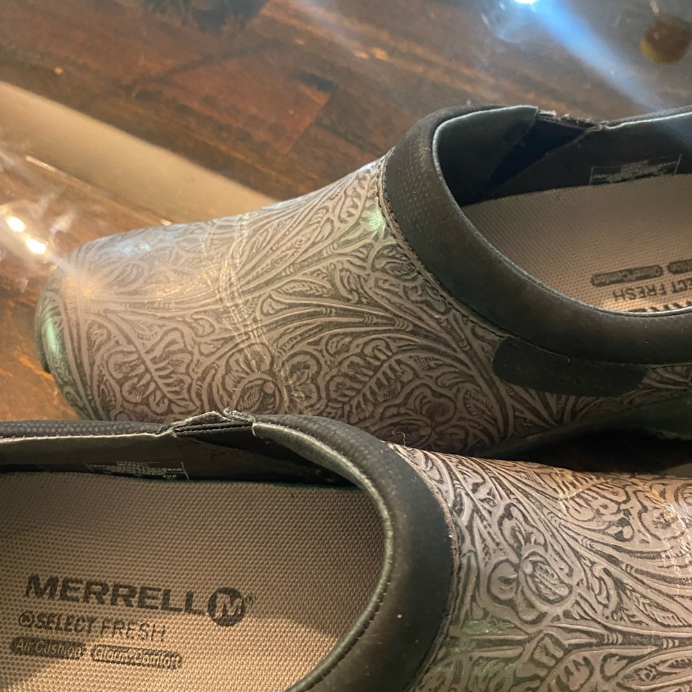 Merrell Women's Black Patterned Clogs - Picture 4 of 4